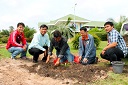 ผู้บริหาร ครู บุคลากร ร่วมมือกันปลูกต้นไม้เนื่องในวันพืชมงคล 13 พฤษภาคม 2558